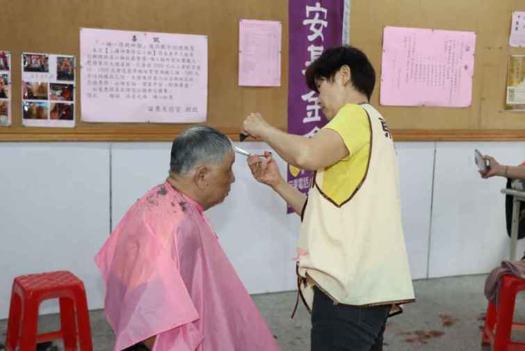 ▲「伴我划舟 勇往直前」端午活動，東雅髮藝連鎖集團提供義剪。（苗栗縣政府提供）