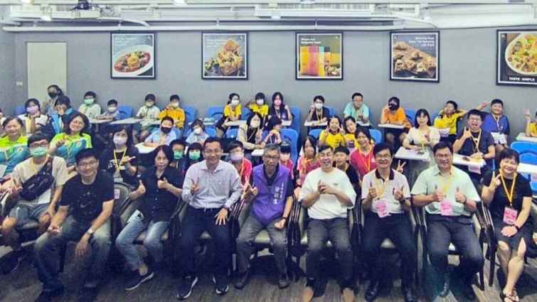▲唯賀總部位於彰化縣埔心鄉，身為彰化埔心在地企業，透過「唯賀助學金」幫助需要急難救助的清寒學童，希望創造正向循環，把愛傳出去，發揮企業社會責任，為社會帶來更多正能量。（唯賀國際餐飲集團提供）