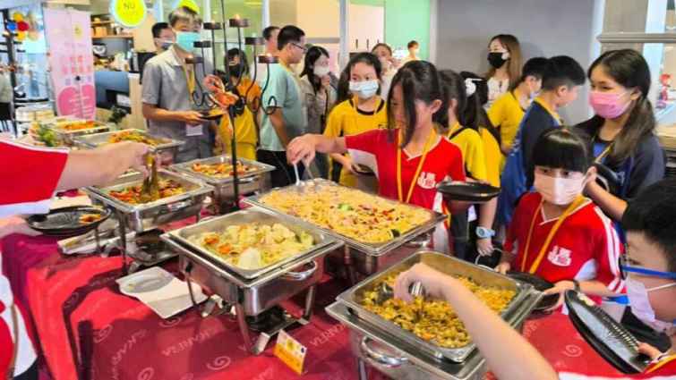 ▲唯賀國際餐飲集團深耕地方推動公益不遺餘力，舉辦「心繫埔心 唯賀傳愛」唯賀公益感恩餐會，讓孩子度過一段難以忘懷的歡樂時光。（唯賀國際餐飲集團提供）