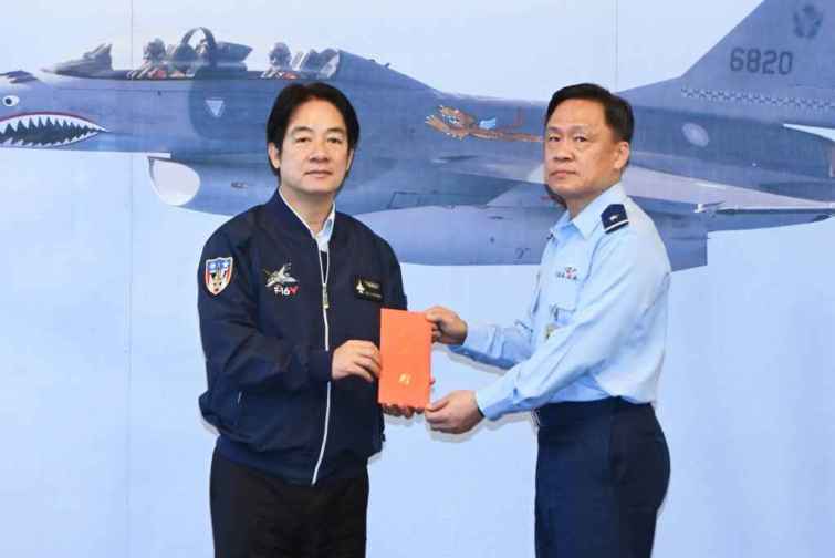 ▲賴清德總統頒發空軍第五戰術混合聯隊加菜金。（記者張玉泰攝）