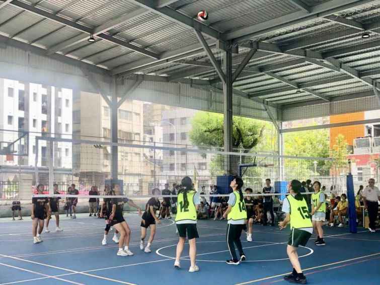 ▲國中普及化排球競賽第一局全數由女生上場。（台中市教育局提供）