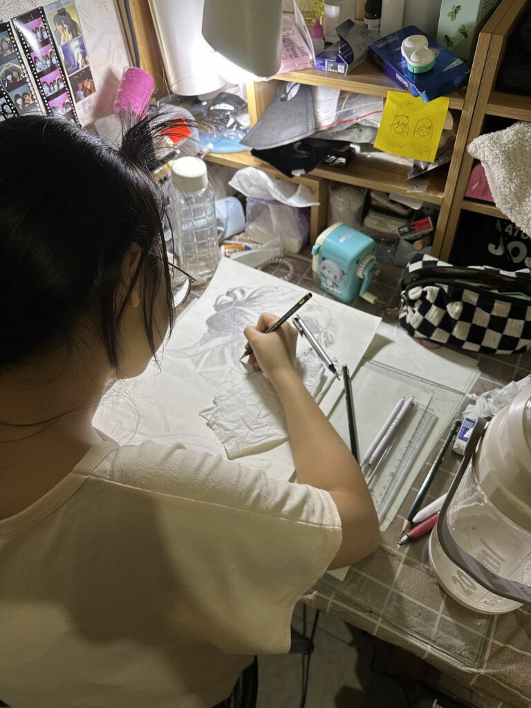小樺在家中繪製參與國際賽作品