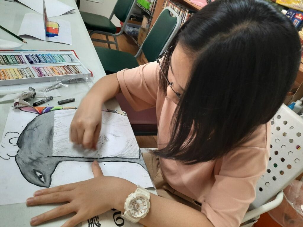 小樺參與展望會方案活動。