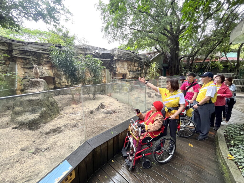 (圖說)彰銀志工展現無比愛心,與老寶貝們手牽手,暢遊動物園。