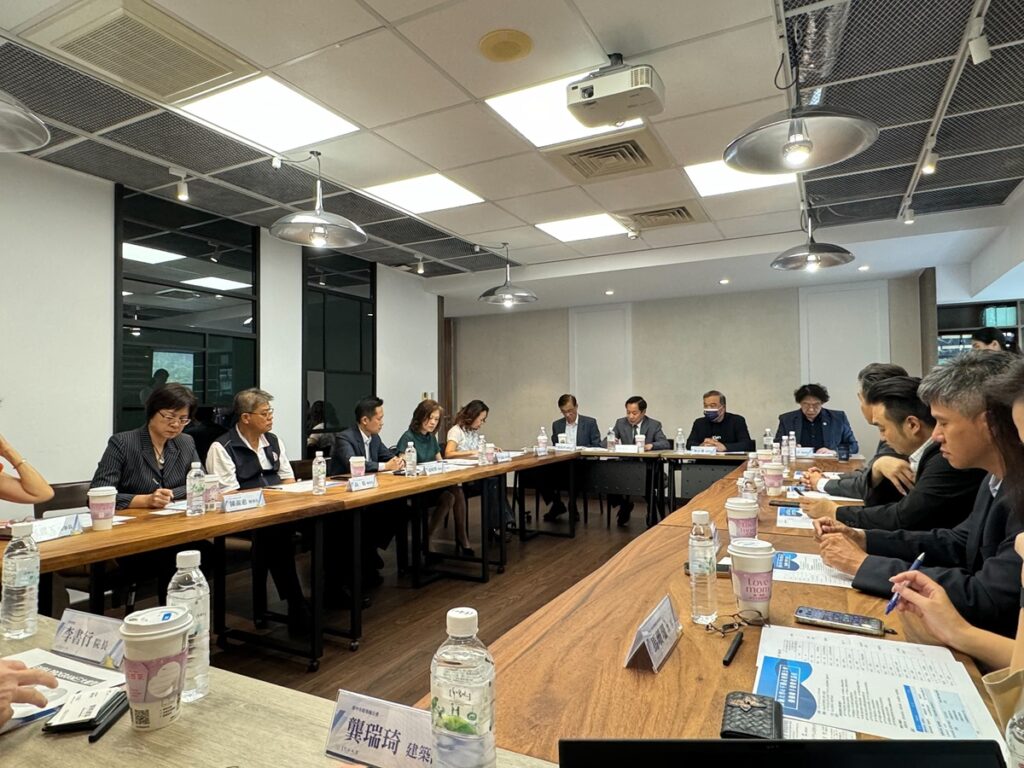 東海大學管理學院舉辦「不動產暨永續課程推動會議」,台中市14家不動產相關公會代表出席。(圖/東海大學提供)