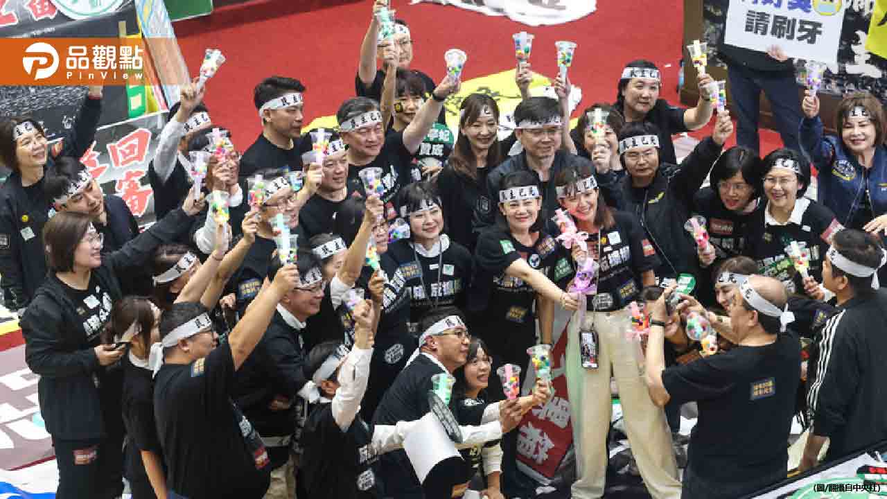 立法院吵不停 院長韓國瑜為吳思瑤慶生