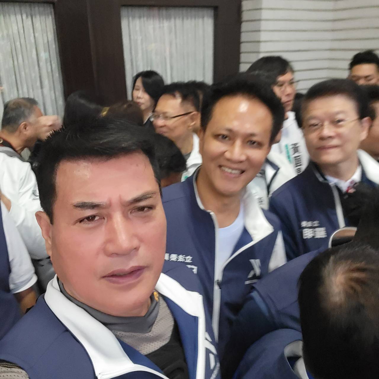 因應民進黨發動支持群眾包圍立法院,國民黨平地原住民立委黃仁等一大早就到議場守候。(記者包克明 翻攝)