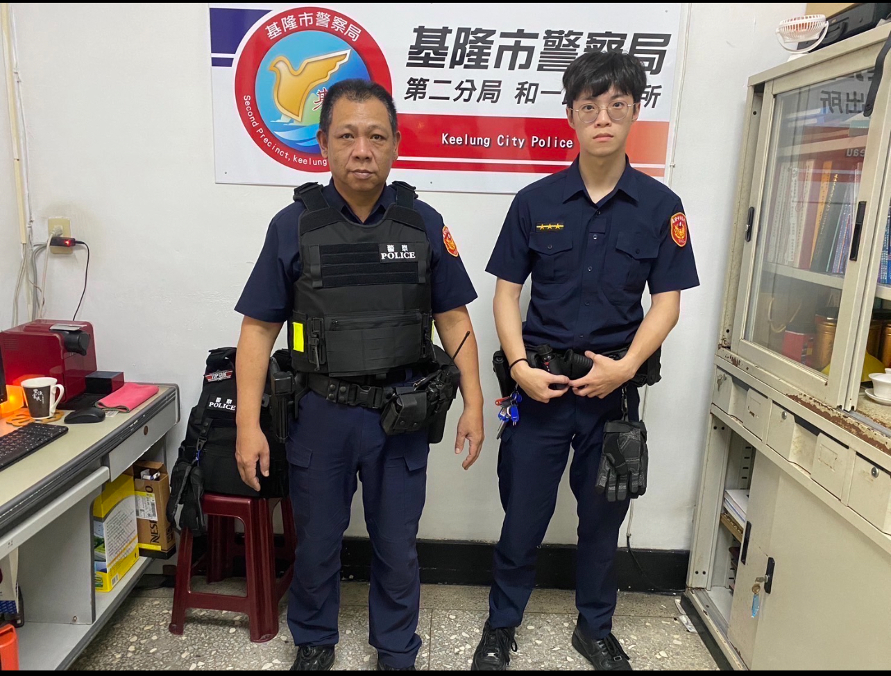 基隆市警察局第二分局和一路派出所警員胡賢士、呂佳駿(左至右)。(記者薛秀蓮翻攝)