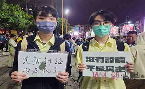 羅東高中學生發起「沒有討論不是民主」活動 民進黨現場發放物資引反彈