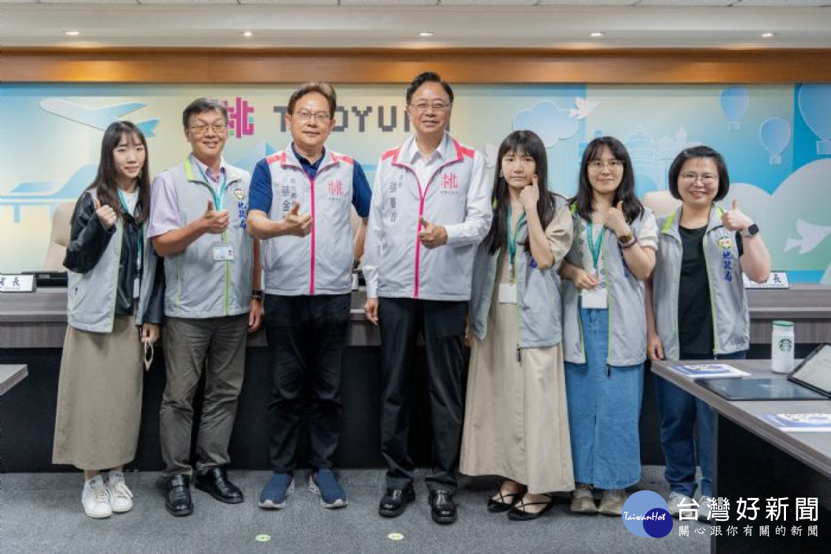 張市長與地政局同仁合影