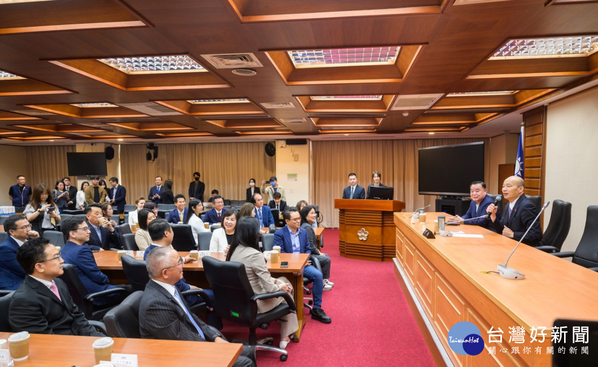 邱議長率黨團議員拜會韓國瑜院長。