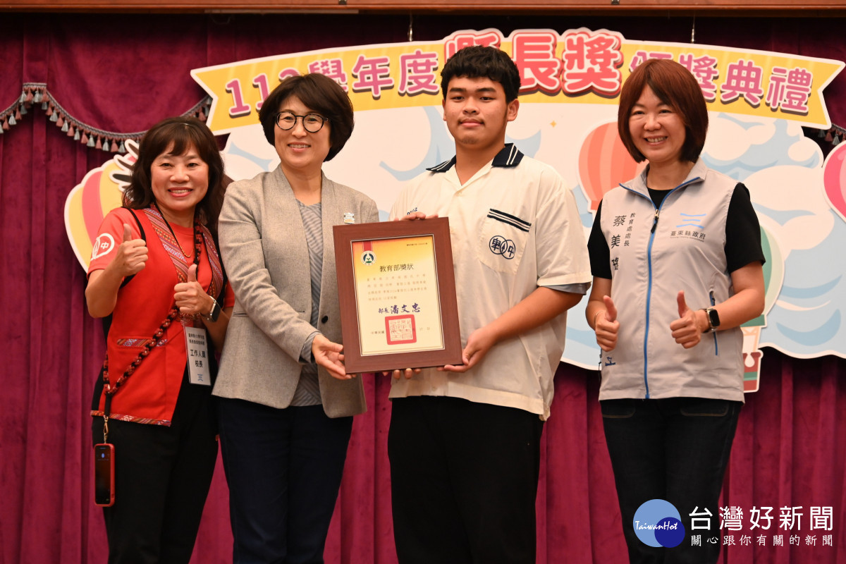 臺東縣112學年度國中小應屆畢業生縣長獎頒獎　饒慶鈴親頒發並勉勵學子積極探索潛能適性發展