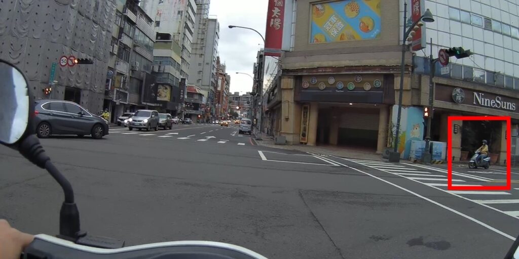 ▲圖說:男子凌晨出門採買躲查緝,瞥見員警心慌綠燈也不走 (圖/台中市政府提供)