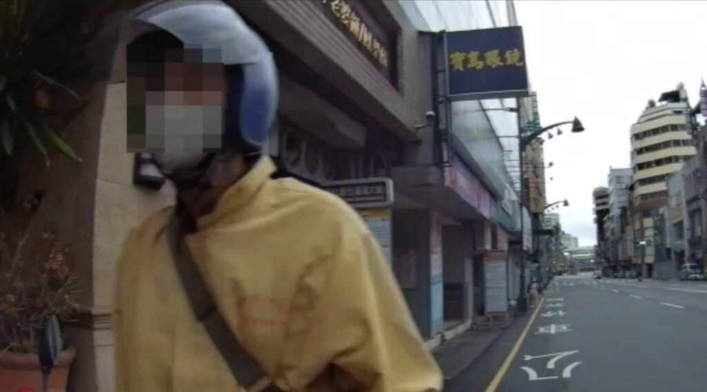 ▲圖說:員警見男子在綠燈號誌下停車不走,趨前詢問竟是失聯越南籍移工 (圖/台中市政府提供)