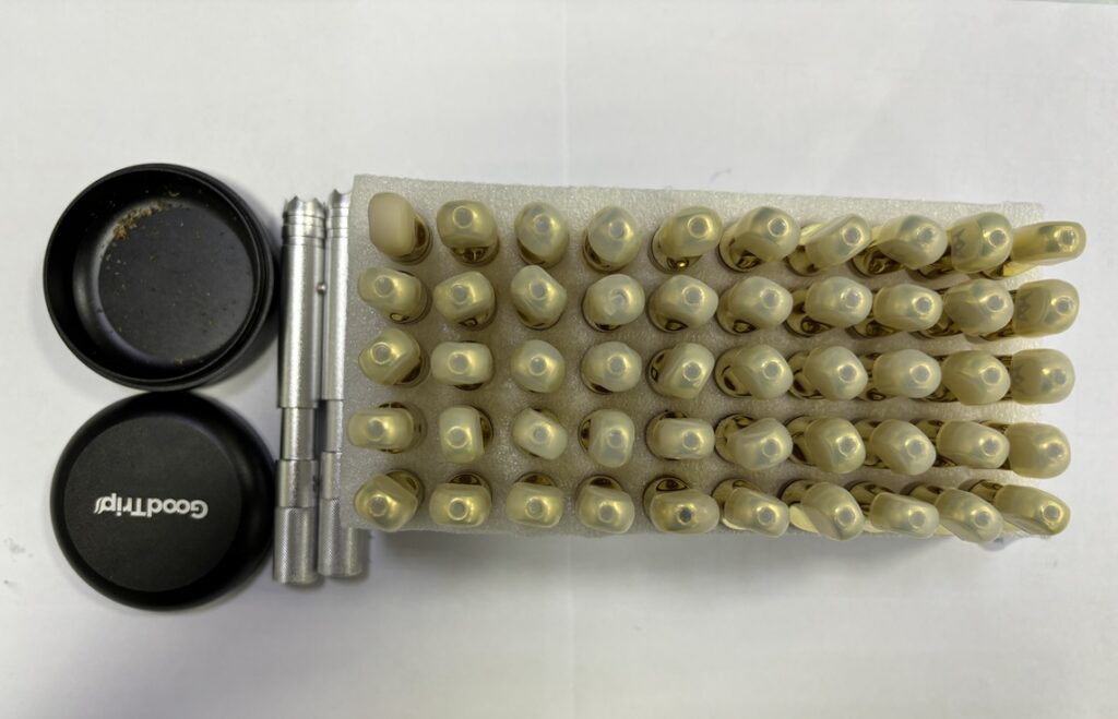 ▲圖說:員警在男子停放的車輛內查獲大麻菸油彈50顆及施用器 (圖/台中市政府提供)