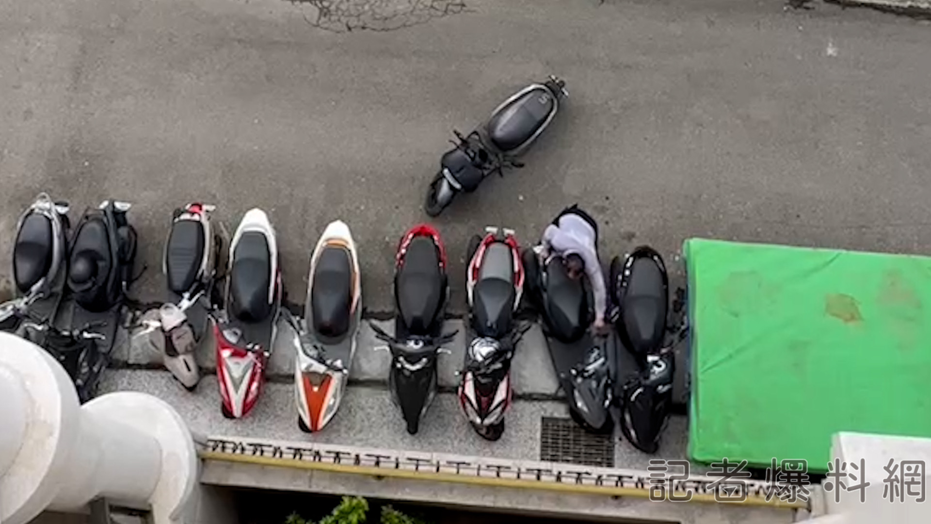 ▲台中工人為了停「工程車」擅自移動機車 硬搬過程全曝光(圖/讀者提供)