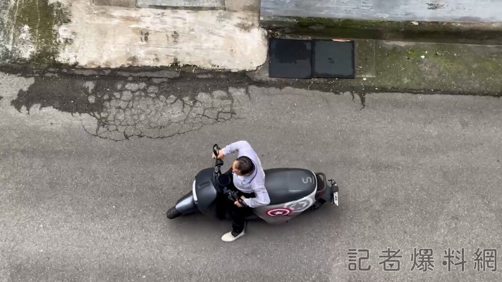 ▲台中工人為了停「工程車」擅自移動機車　硬搬過程全曝光（圖／讀者提供）