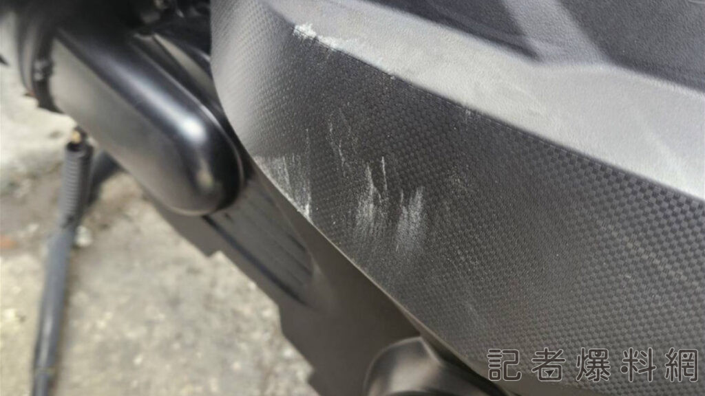 ▲現場其中一台機車右側疑似遭工人搬移時受損（圖／記者王俊勝 翻攝）