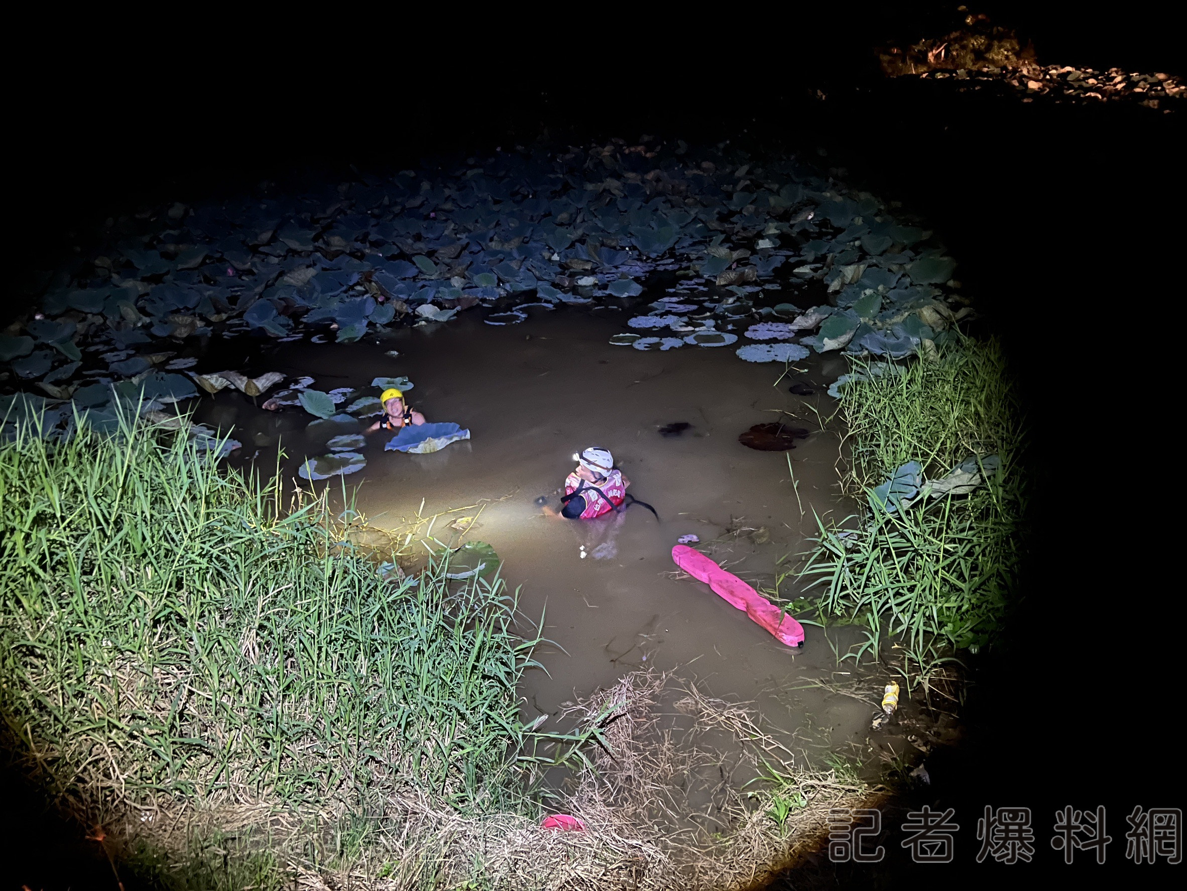 ▲台南柳營旭山里一處蓮花池塘今(29日)晚上驚傳釣客疑似落水案,發現後將男子救上岸,但為時已晚,人已回天乏術(圖/民眾提供)