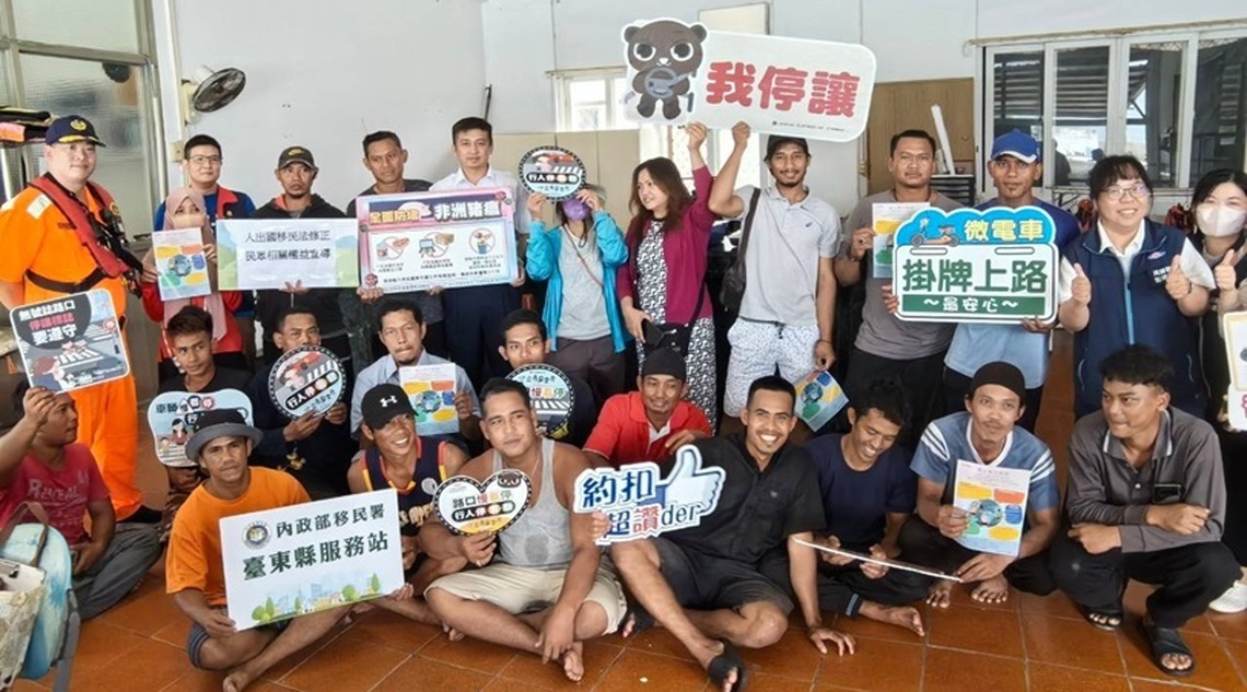 臺東移民署前進漁港端午送暖 關懷外籍漁工及法令宣導
