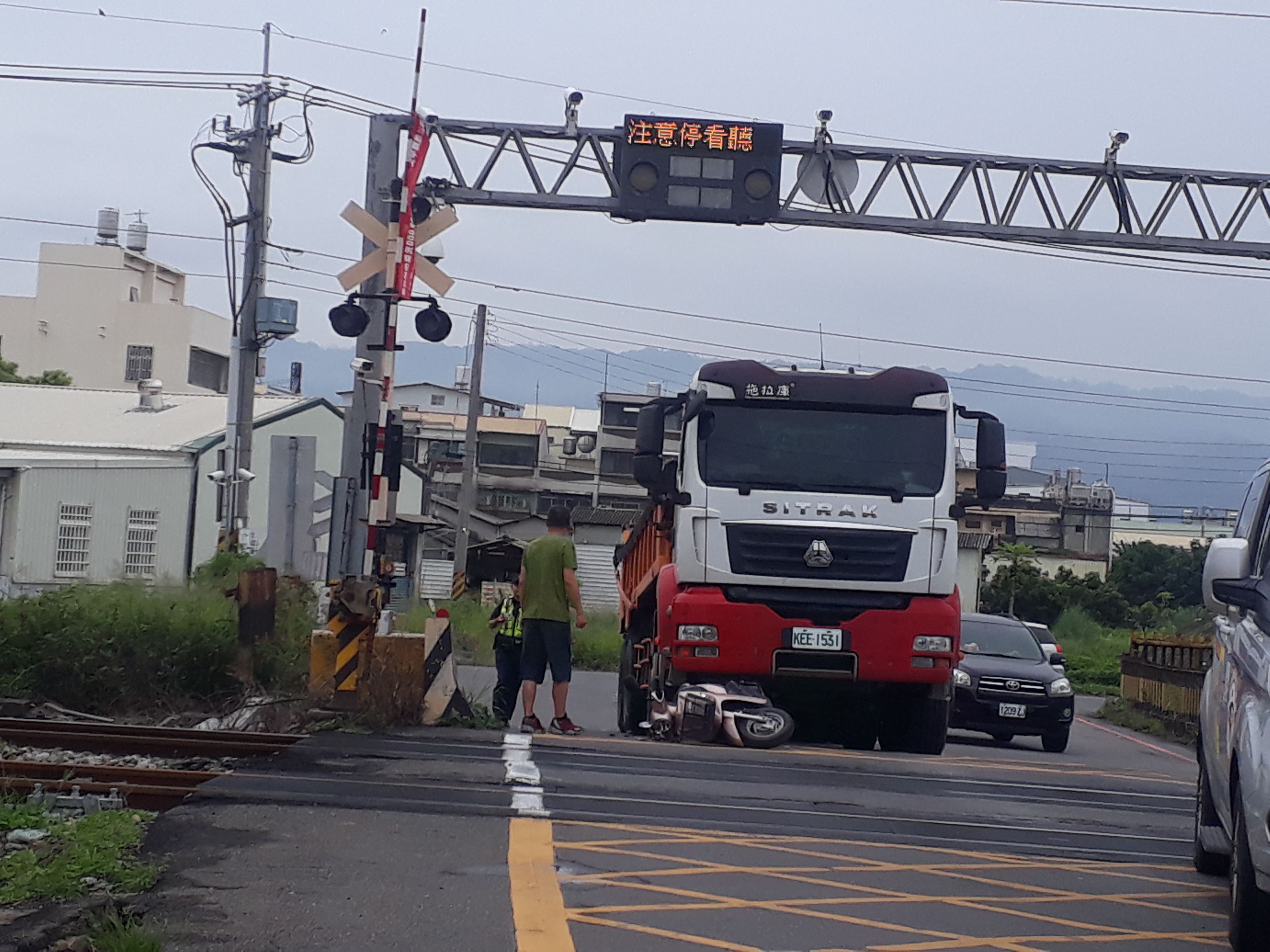 ▲社頭鄉社斗路鐵路平交道前,發生一起砂石車與機車碰撞車禍。(記者張溎壕攝)