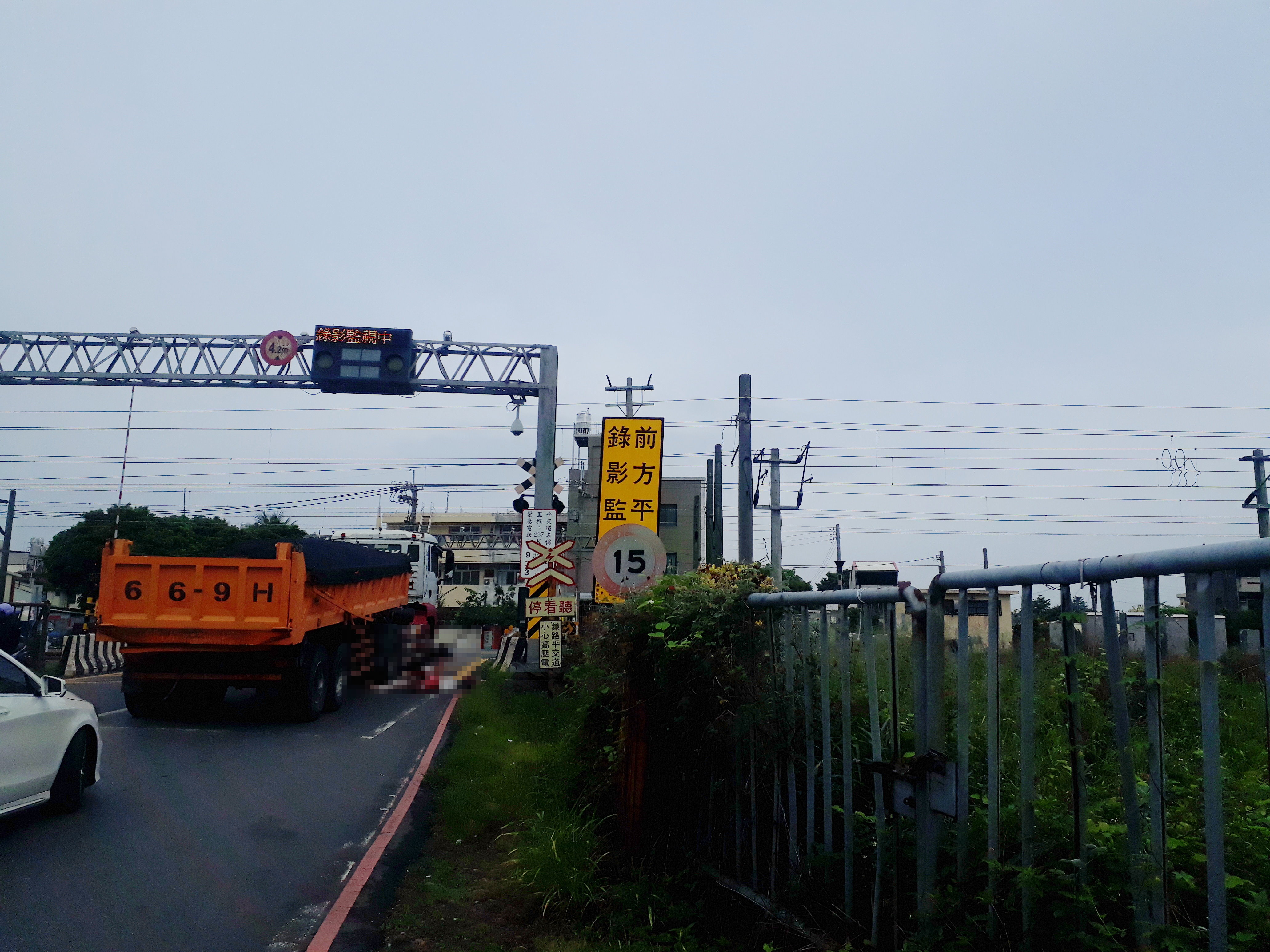▲社頭鄉社斗路鐵路平交道前，發生一起砂石車與機車碰撞車禍。（記者張溎壕攝）