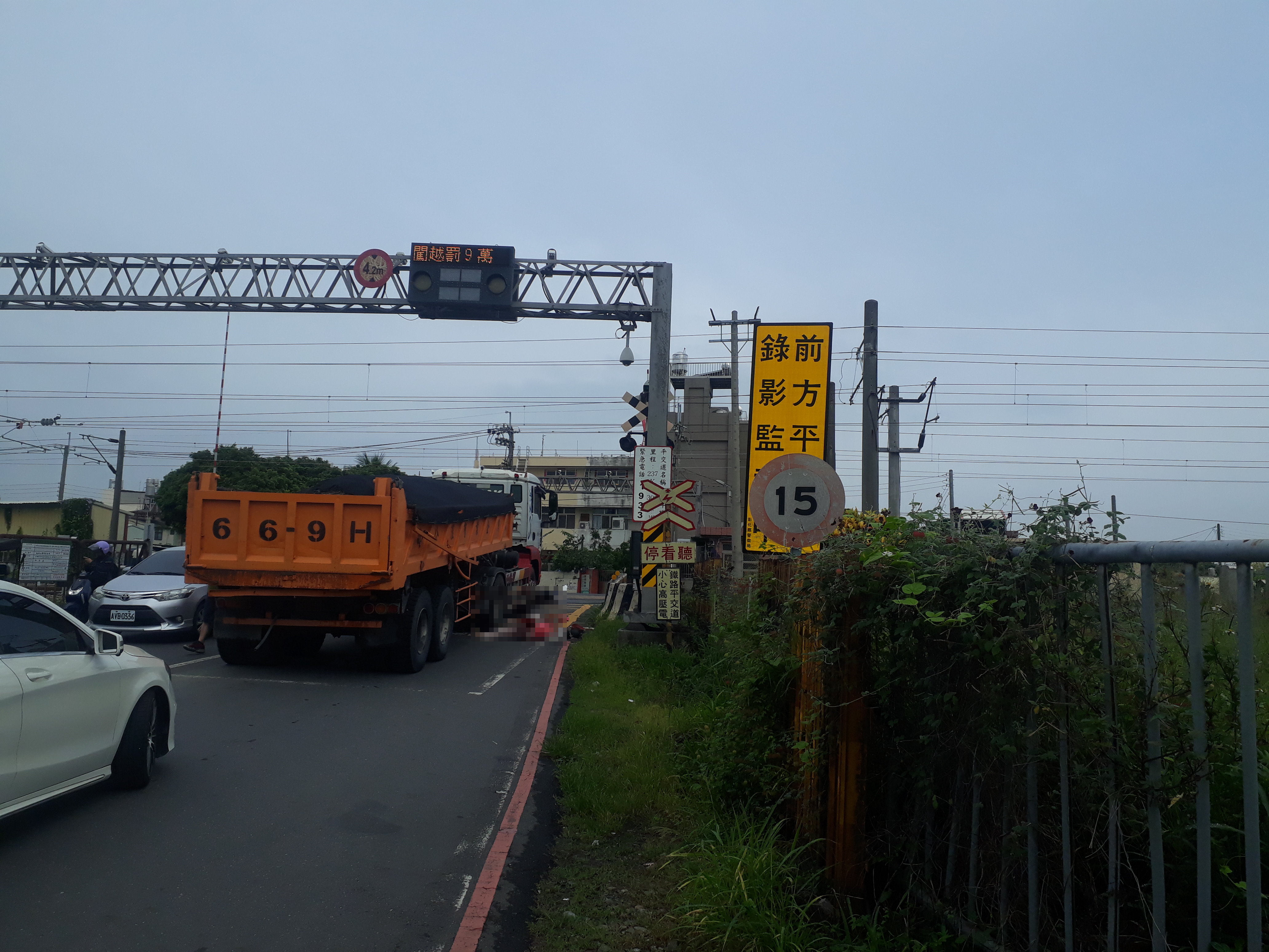 ▲社頭鄉社斗路鐵路平交道前，發生一起砂石車與機車碰撞車禍。（記者張溎壕攝）