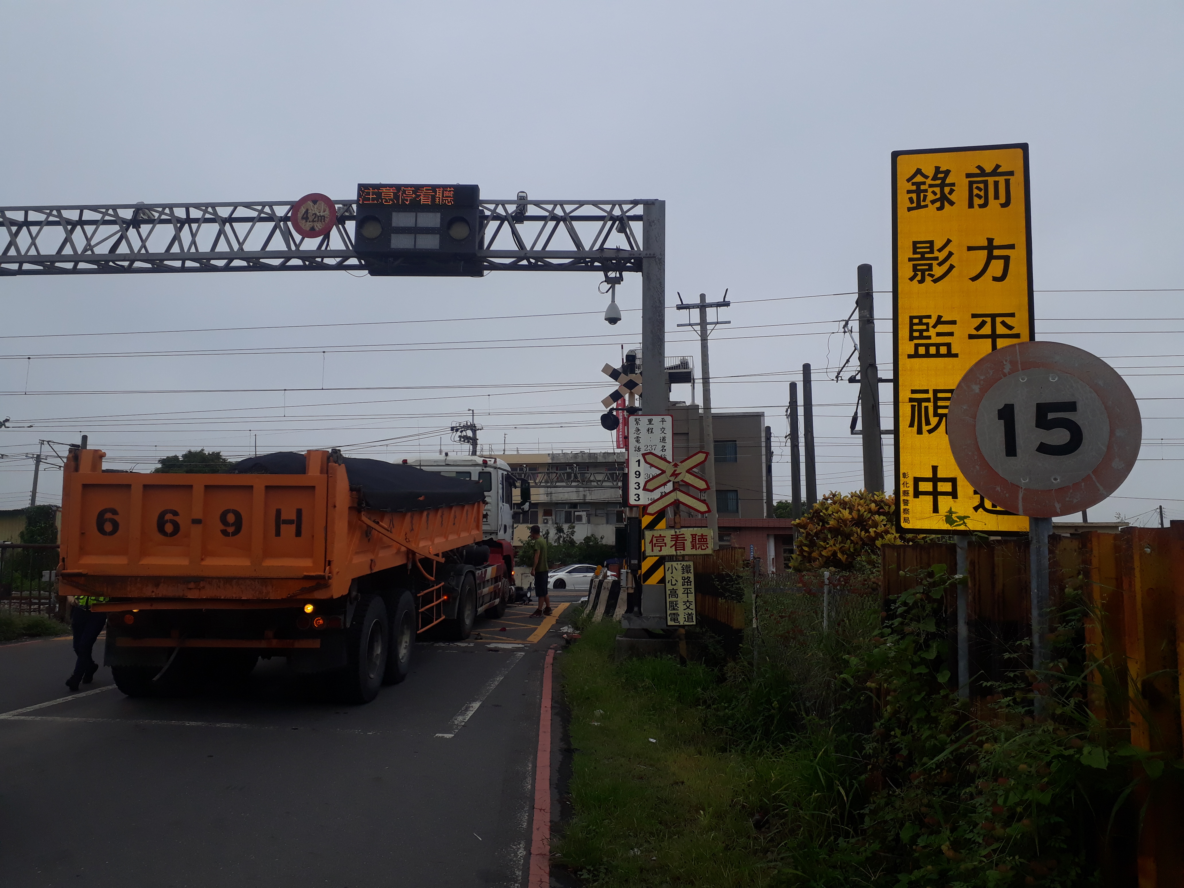 ▲社頭鄉社斗路鐵路平交道前，發生一起砂石車與機車碰撞車禍。（記者張溎壕攝）