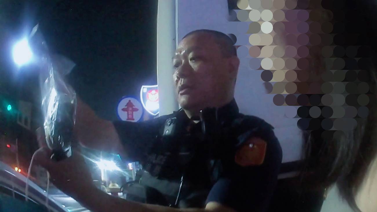 ▲警二分局員警29日凌晨巡邏發現1輛自小客車停等紅燈時違規占用機車停等區,攔查後起獲三級毒品咖啡包200包。(圖/記者陳彥霖翻攝)