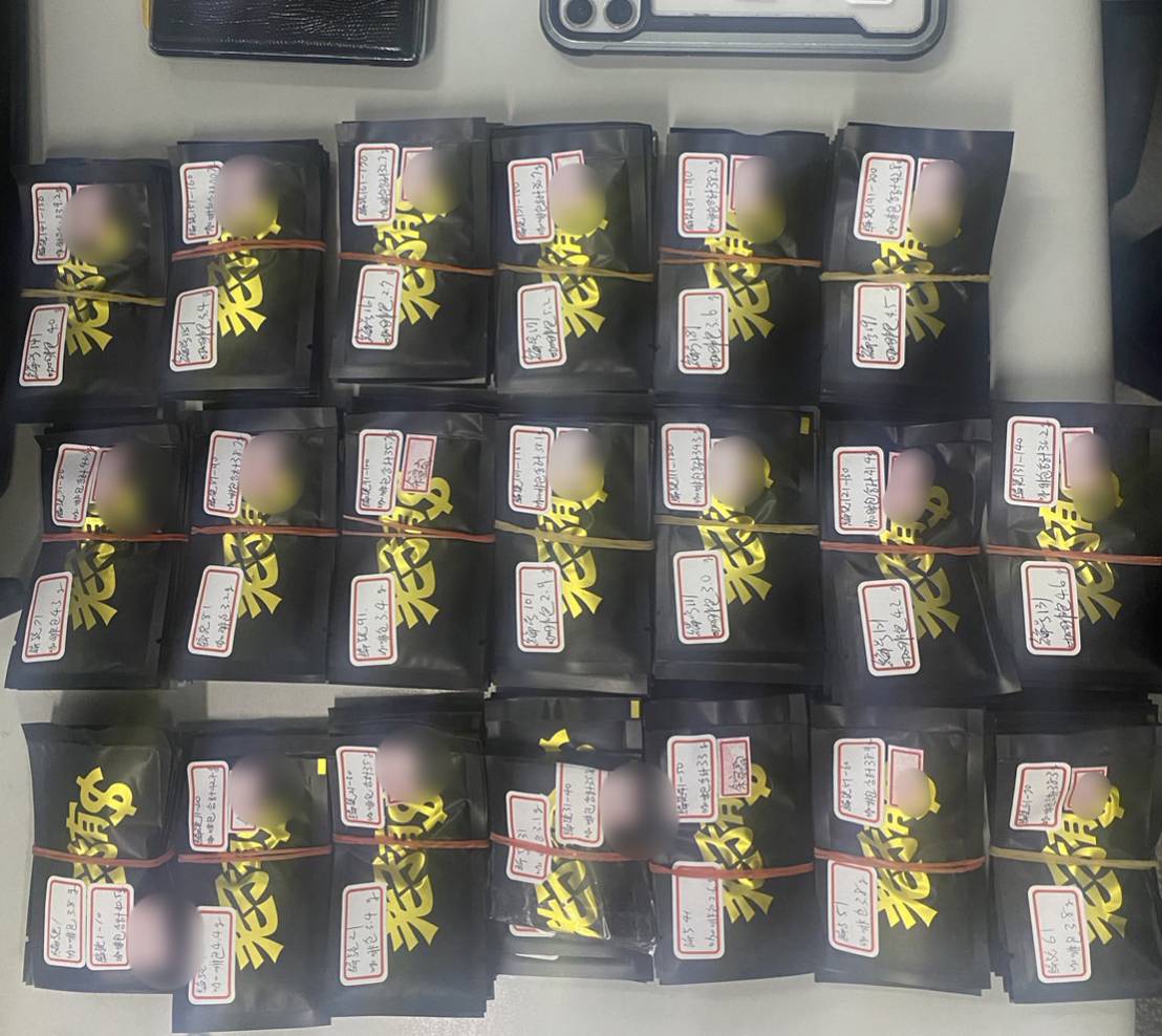 ▲警方於副駕駛座下手提紙袋內起獲三級毒品咖啡包200包。（圖／記者陳彥霖翻攝）