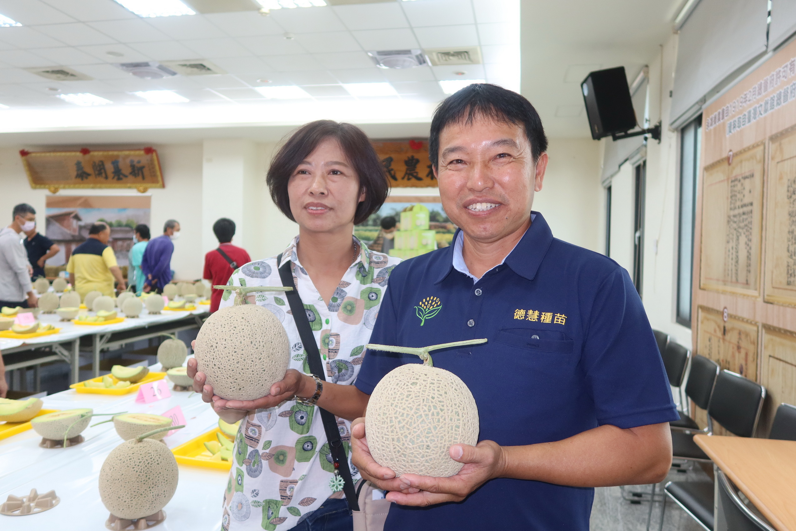 ▲彰化縣第一屆洋香瓜評鑑比賽,由永靖鄉農會的詹閔帆、林雅慧夫妻檔抱走冠亞軍獎座。(記者張溎壕攝)