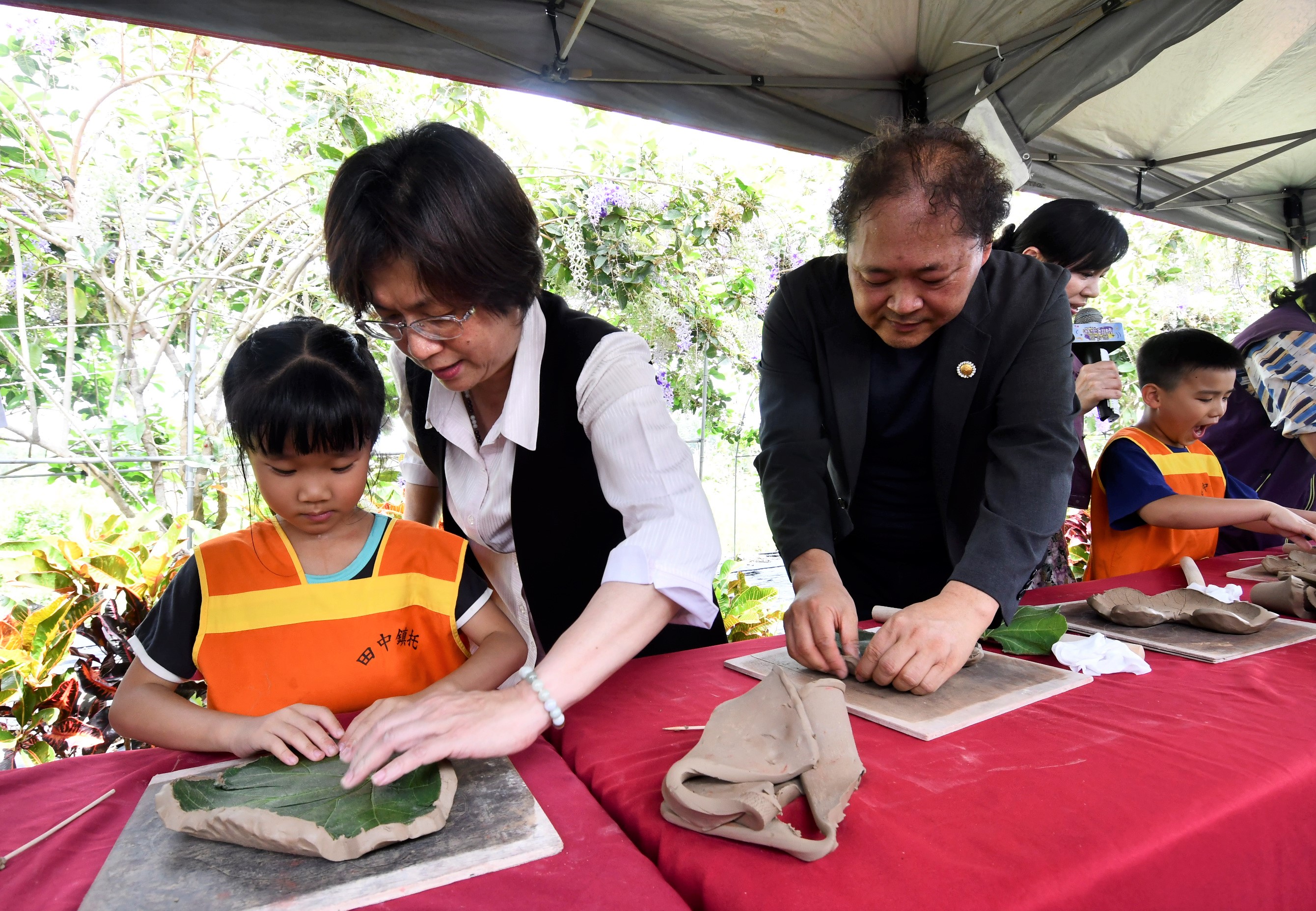 ▲彰化縣政府今年暑假推出多元有趣的「遊樂翻轉夏令營」，有110梯次營隊等你來，彰化縣長王惠美希望孩子們在暑假能有充實多元的體驗。（記者張溎壕攝）