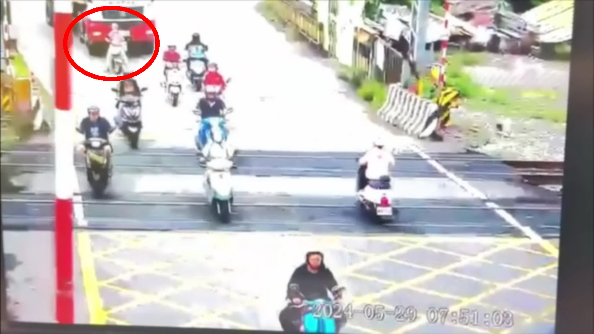 ▲社頭鄉社斗路鐵路平交道前發生一起砂石車與機車碰撞車禍，事故現場剛好在平交道柵欄前，當時列車已經駛過，騎士雙腿骨折送醫開刀。（民眾提供）