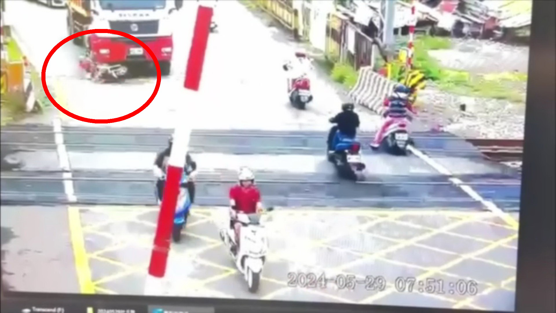 ▲社頭鄉社斗路鐵路平交道前發生一起砂石車與機車碰撞車禍，事故現場剛好在平交道柵欄前，當時列車已經駛過，騎士雙腿骨折送醫開刀。（民眾提供）