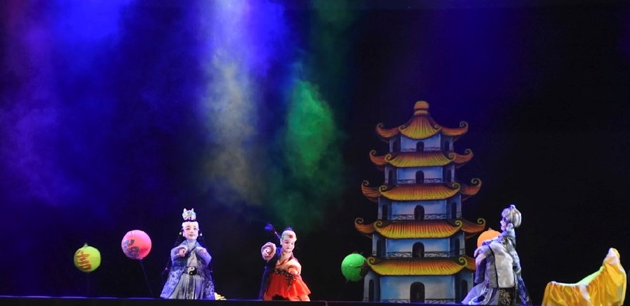 ▲彰化縣「光興閣掌中劇團」團長林宏憲秉持著對傳統的堅持努力創新，以「新金光戲」形式融合傳統與現代元素，獲得廣大好評。（文化局提供）