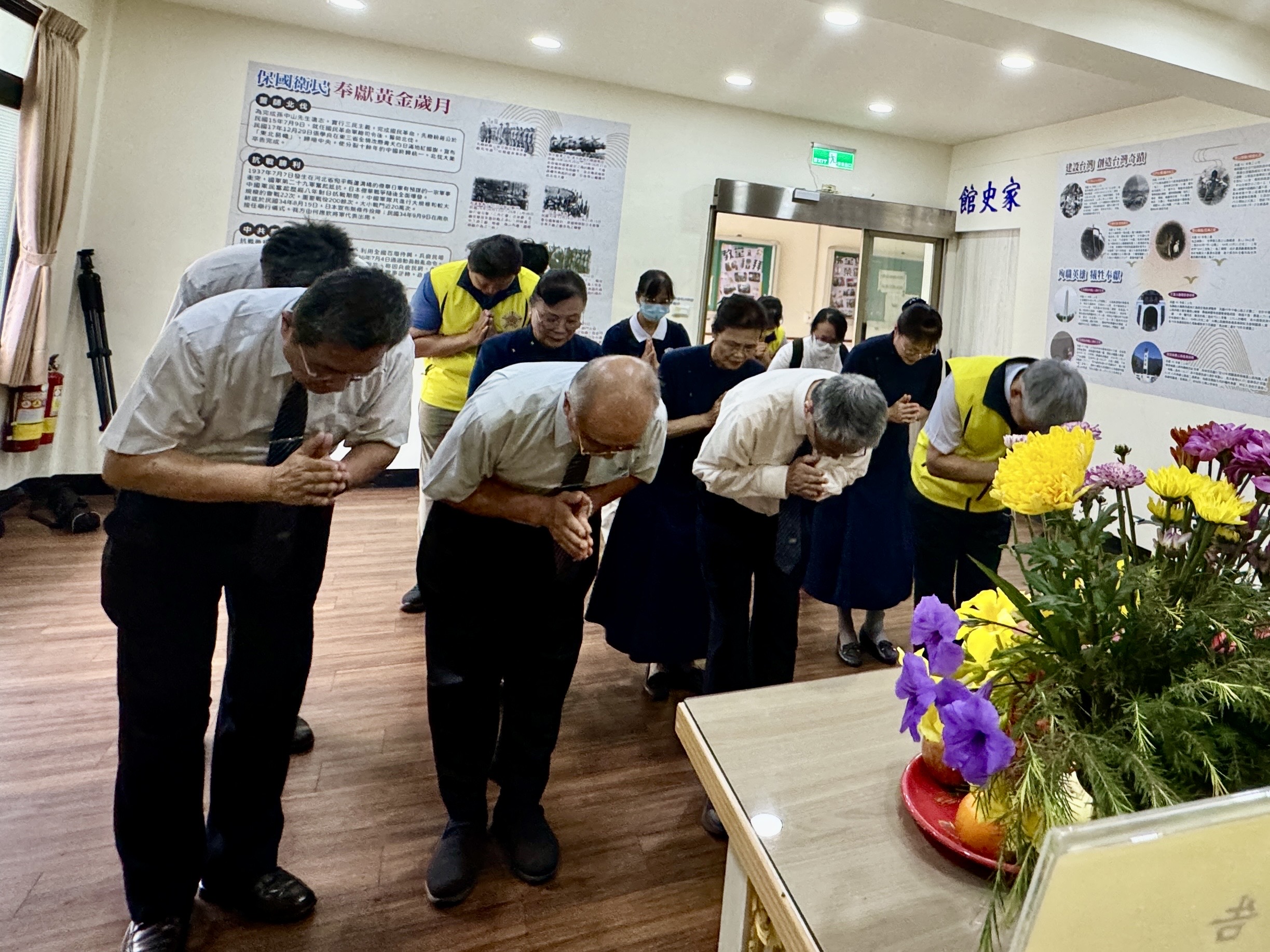 ▲中彰榮譽國民之家舉行「故榮民王雲南遺產遺贈交付」儀式，由慈濟慈善事業基金會副執行長熊士民代表接收，榮家主任呂德義代表致贈。（慈濟慈善事業基金提供）