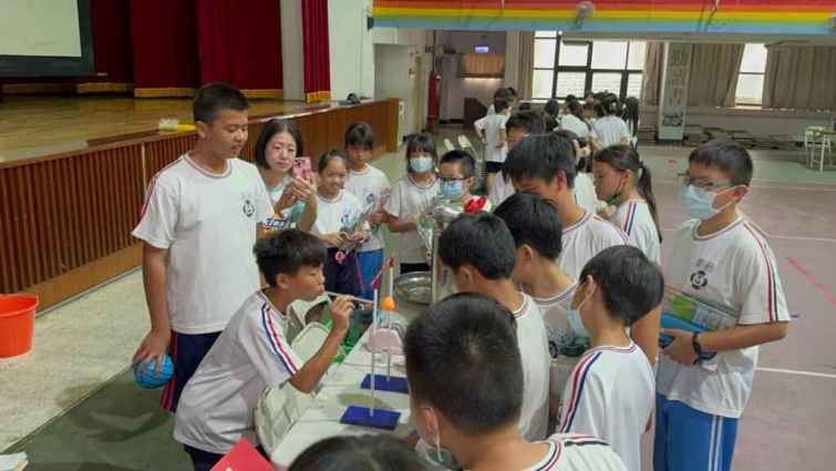 ▲大葉大學消防學程培訓小朋友當科學闖關遊戲的關主。（大葉大學提供）