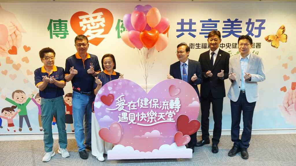 ▲快樂天堂基金會今天捐贈五百萬元給中區建保局,基金會董事暨員榮醫療體系總院長張克士、牙醫門診醫療服務中區審查分會黃立賢主委、中區健保署丁增輝組長、基金會董事長張雪如、創會會長林傳凱及副董事長施龍井等人合影。(記者林明佑攝)