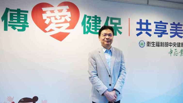 ▲快樂天堂基金會董事長張雪如感謝員榮醫療體系總院長張克士多年協助，張克士表示愛就是在別人身上看到自己的責任。（記者林明佑攝）