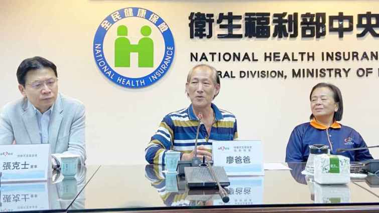 ▲33歲廖姓男子數月前意外命葬日本，家屬無力處理後事，由快樂天堂基金會協助。廖爸爸（中），今天當面向基金會董事長張雪如(右)、董事張克士（左）等人致謝。（記者林明佑攝）