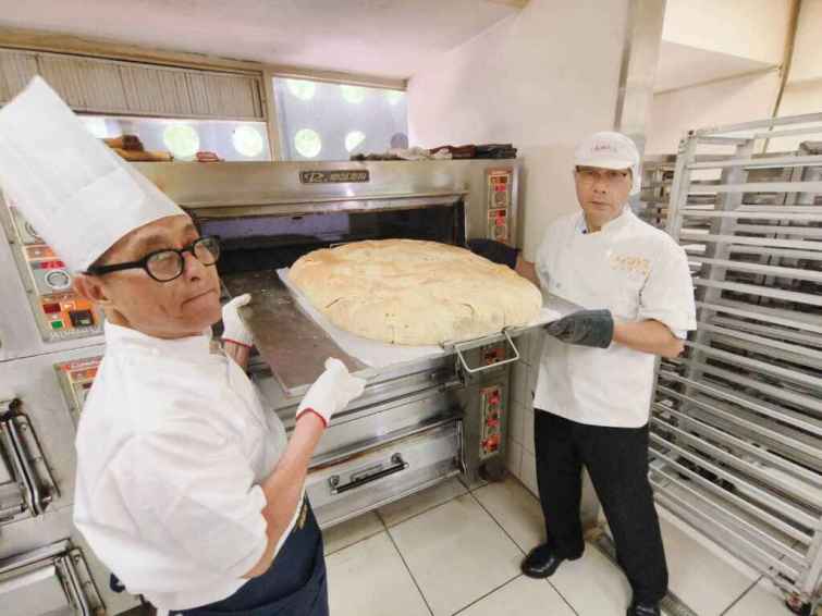 ▲直徑72公分巨型五毒餅出爐。（記者林明佑翻攝）