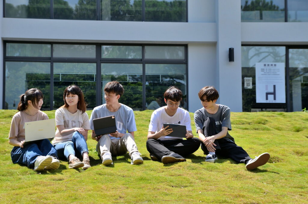 由教育部指導、國立中央大學執行的大學先修課程,113年度新增大一國文及藝術人文領域,是準大一生暑假期間自我加值的首選。