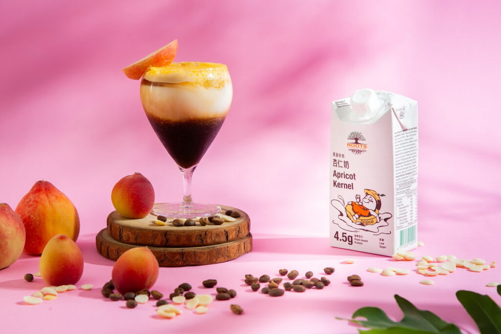 優源好食與GABEE.咖啡店「蜜桃杏仁奶咖啡」選用當季新鮮水蜜桃與優源好食杏仁飲結合,以香濃的冰縮法咖啡為基底,再加入優源好食杏仁飲,增添初夏的清新感,最後以香甜討喜蜜桃泡沫做為驚喜點綴,形成多層次的視覺與感官饗宴。