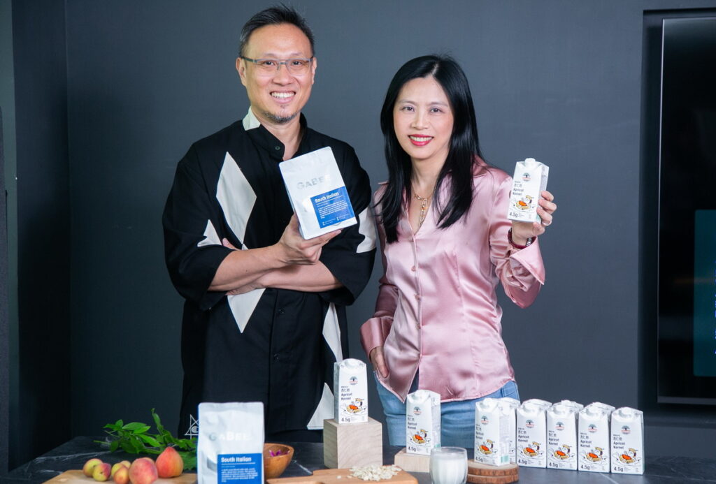 台灣在地新創植物飲品牌「優源好食」杏仁飲聯手冠軍咖啡師林東源,推出杏仁飲咖啡特調,創造杏仁飲的全新體驗,提供拿鐵咖啡愛好者全新的植物奶咖啡選擇!