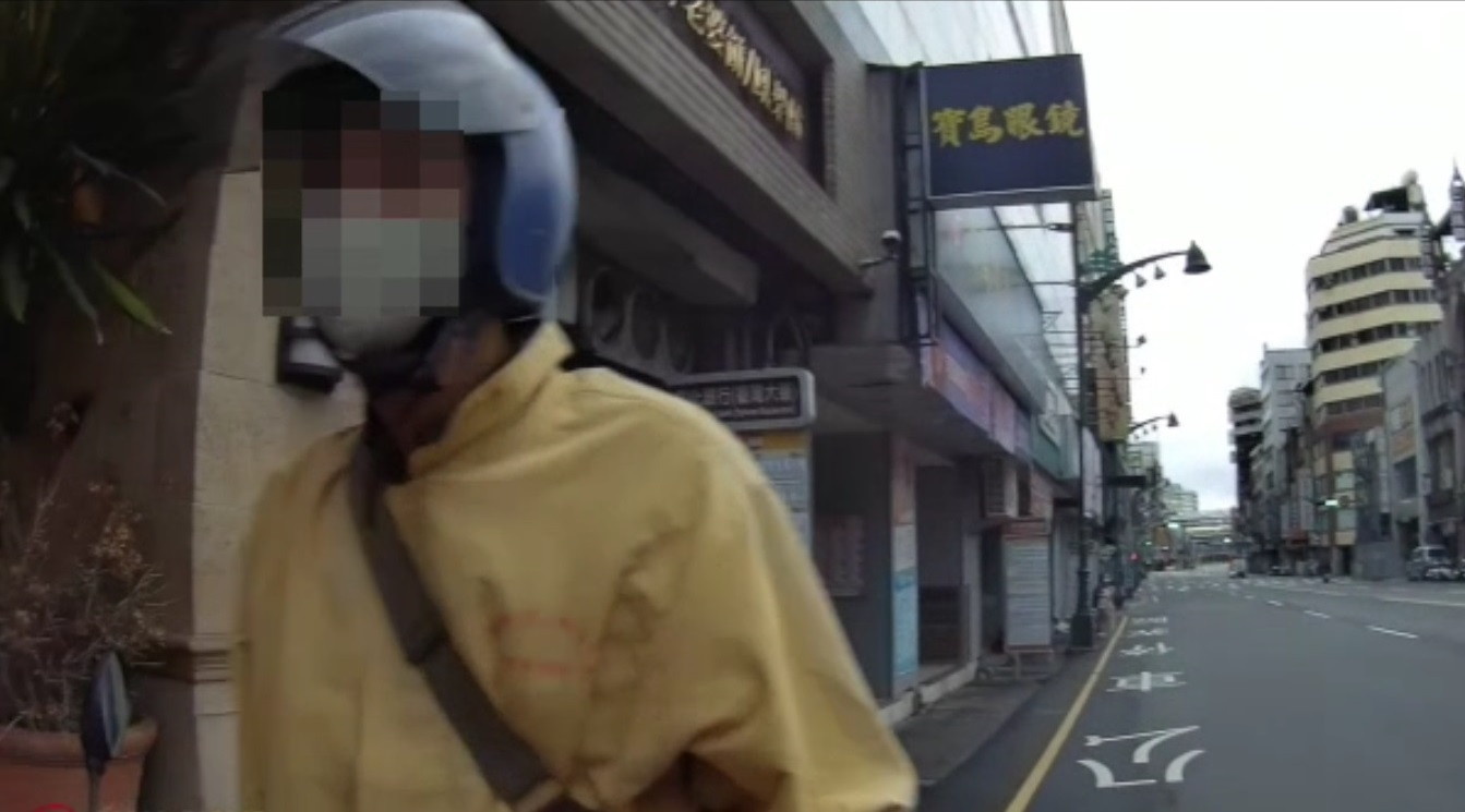 ▲圖說:員警見男子在綠燈號誌下停車不走,趨前詢問竟是失聯越南籍移工 (圖/台中市政府提供)