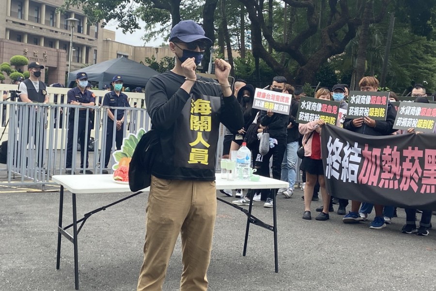 終結加熱菸黑市 菸捐稅入國庫 數百人政院前陳情 250 終結加熱菸黑市 菸捐稅入國庫 數百人政院前陳情 249