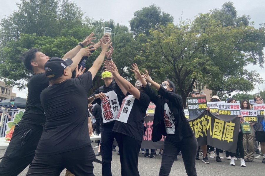 終結加熱菸黑市 菸捐稅入國庫 數百人政院前陳情 252 終結加熱菸黑市 菸捐稅入國庫 數百人政院前陳情 251