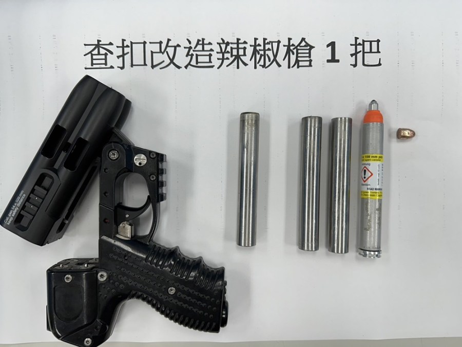 抓狂揚言引爆瓦斯 莾男拒捕還擊發辣椒槍 232 cnews204240529a03