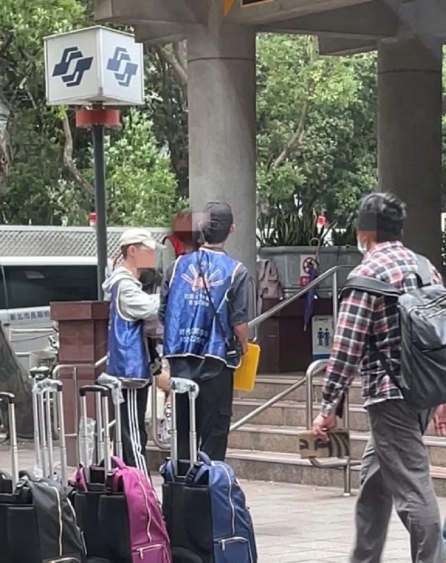 齊天會份子於街頭假勸募之畫面。(記者徐煜勝翻攝)