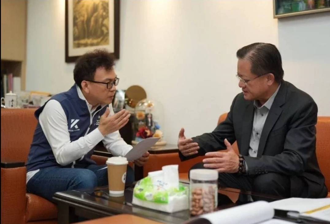 關切消防體系人力缺口與消防裝備,國民黨立委鄭正鈐(左)28日邀集消防署到立院進行說明,右為消防署長蕭煥章。(圖/鄭正鈐國會辦公室提供)
